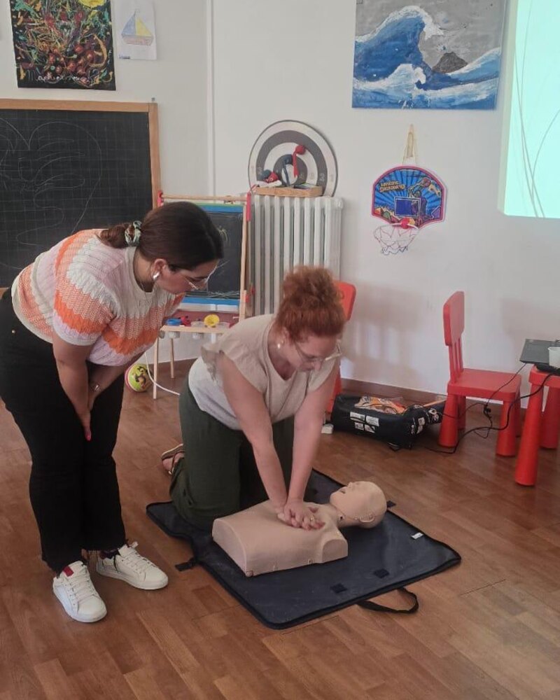 Esercitazione di primo soccorso: due partecipanti praticano il massaggio cardiaco su un manichino